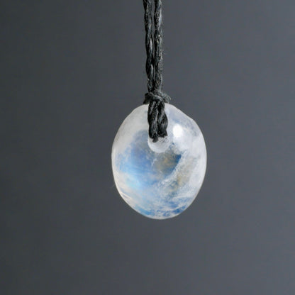 Ovaler Mondstein-Anhaenger, milchig-weiss mit blauem Schimmer und wolkigen Einschluessen, poliert | Happy Minerals