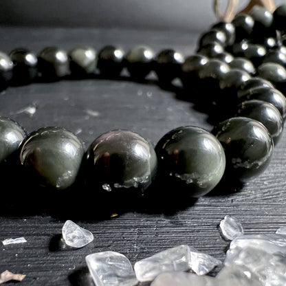 Nahaufnahme vom Regenbogen Obsidian Armband mit irisierendem Schimmer | Happy Minerals