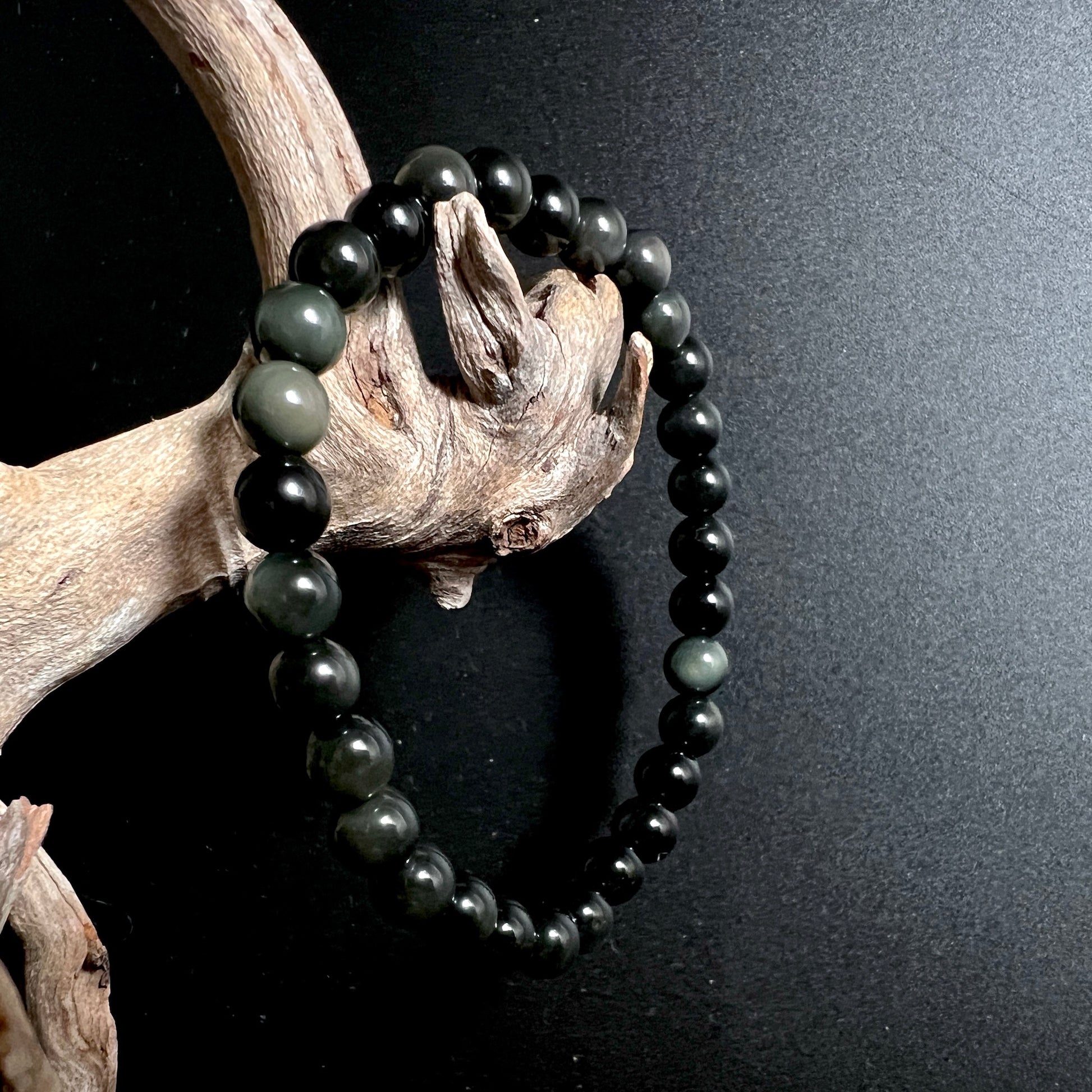 Regenbogen Obsidian Armband aus vulkanischem Glas mit schimmernden Farben im Sonnenlicht | Happy Minerals