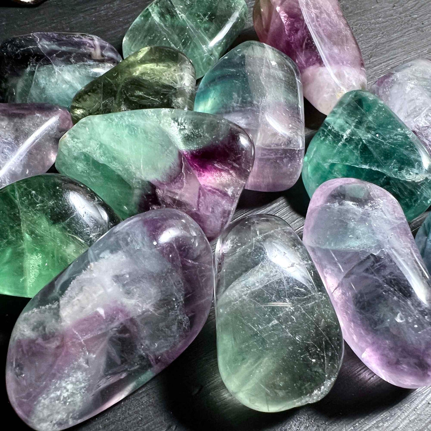 Nahaufnahme Regenbogenfluorit mit violetten und grünen Farbschichten