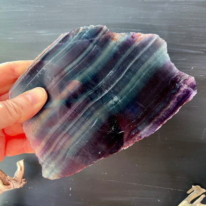 Regenbogenfluorit | Hand gehalten | mehrfarbig schimmernd | Platte geschliffen | China | Happy Minerals