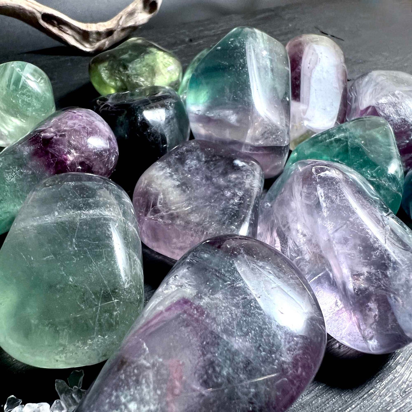 Polierte Regenbogenfluorit Handschmeichler mit sanftem Glanz und Farbbändern