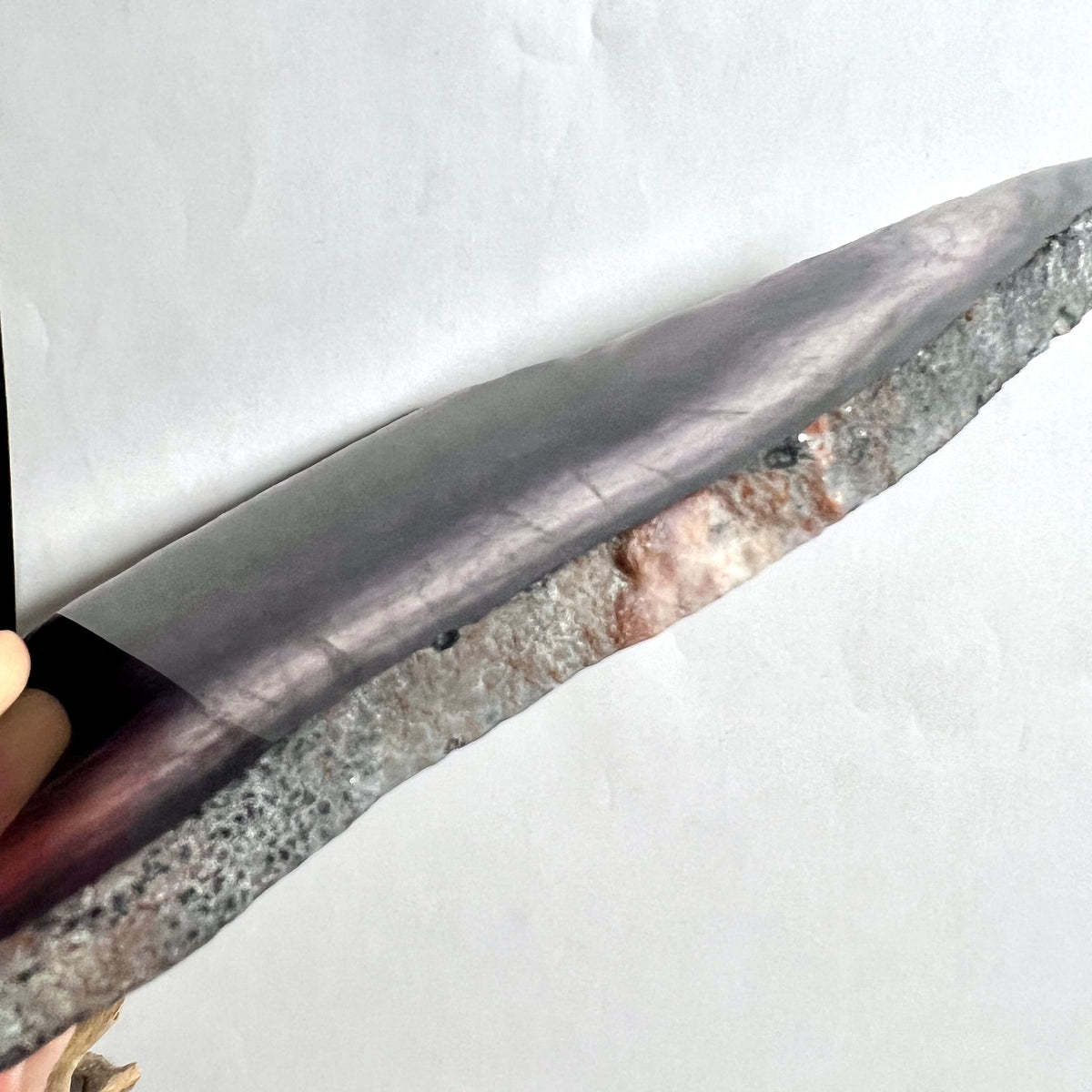 Fluoritplatte poliert mit lilagrauem Farbverlauf, roher Kristallrand mit Quarzeinschluessen | Happy Minerals