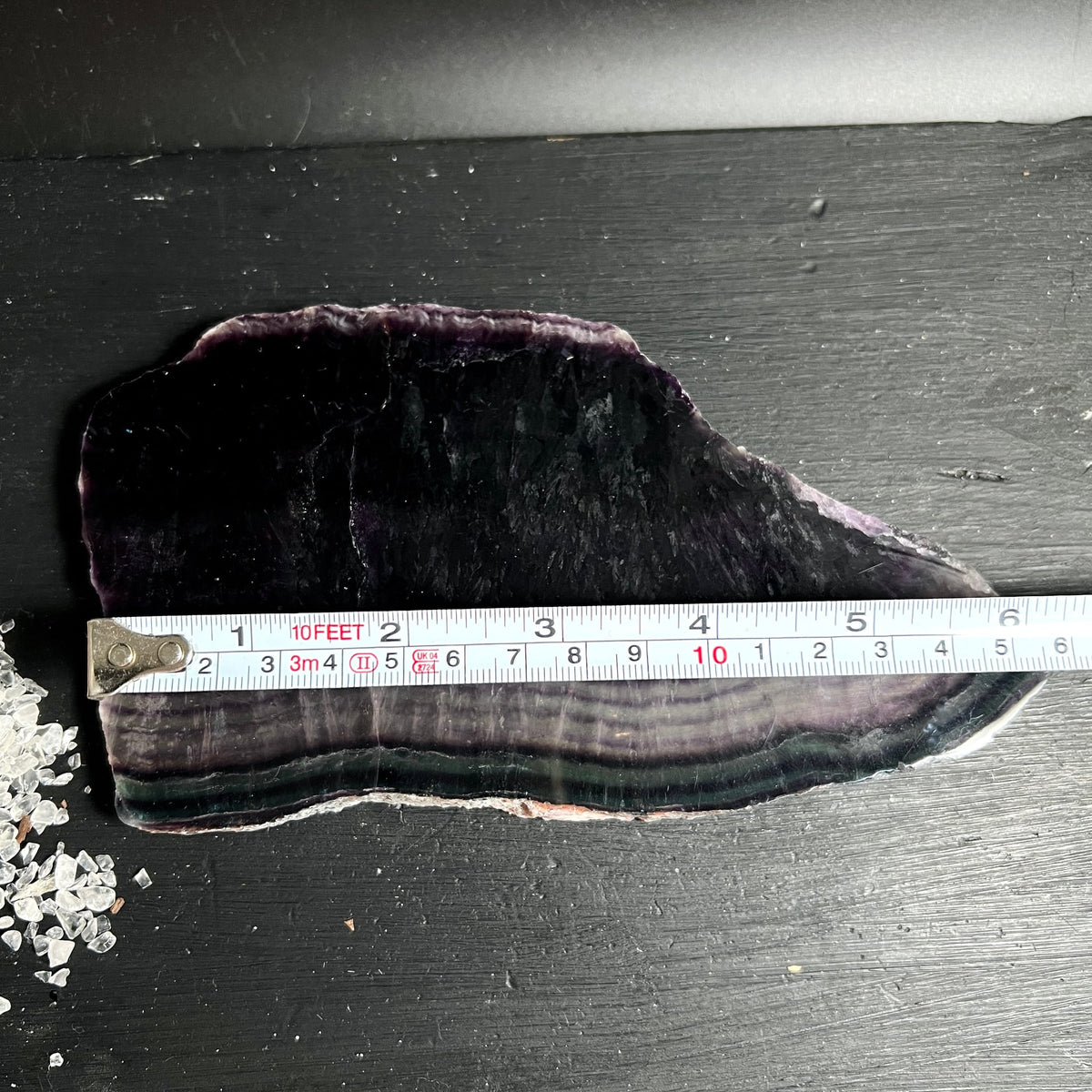 Fluorit Rohplatte mit dunkelvioletter Oberseite und gestreifter gruen-violetter Bänderung an der Basis | Happy Minerals
