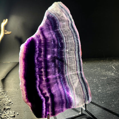 Regenbogenfluorit Platte mit violetten und grauen Bandstreifen, roh-poliert auf Metallstaender | Happy Minerals