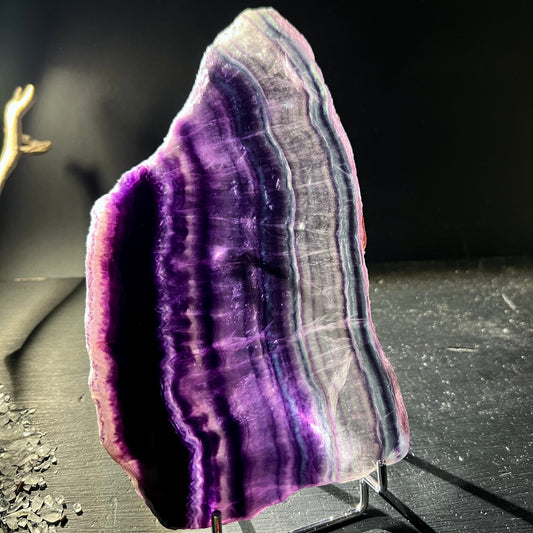 Regenbogenfluorit Platte mit violetten und grauen Bandstreifen, roh-poliert auf Metallstaender | Happy Minerals