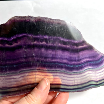 Regenbogenfluorit Platte mit Baendern in Schwarz, Violett, Blau und Orange, polierte Oberflaeche | Happy Minerals