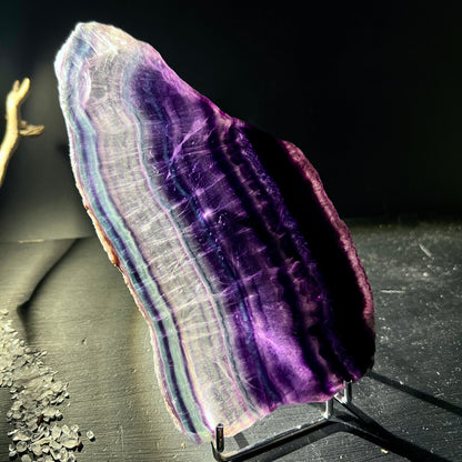 Regenbogenfluorit Platte mit violetten und klaren Bandstreifen, polierte Scheibe auf Metallstaender | Happy Minerals