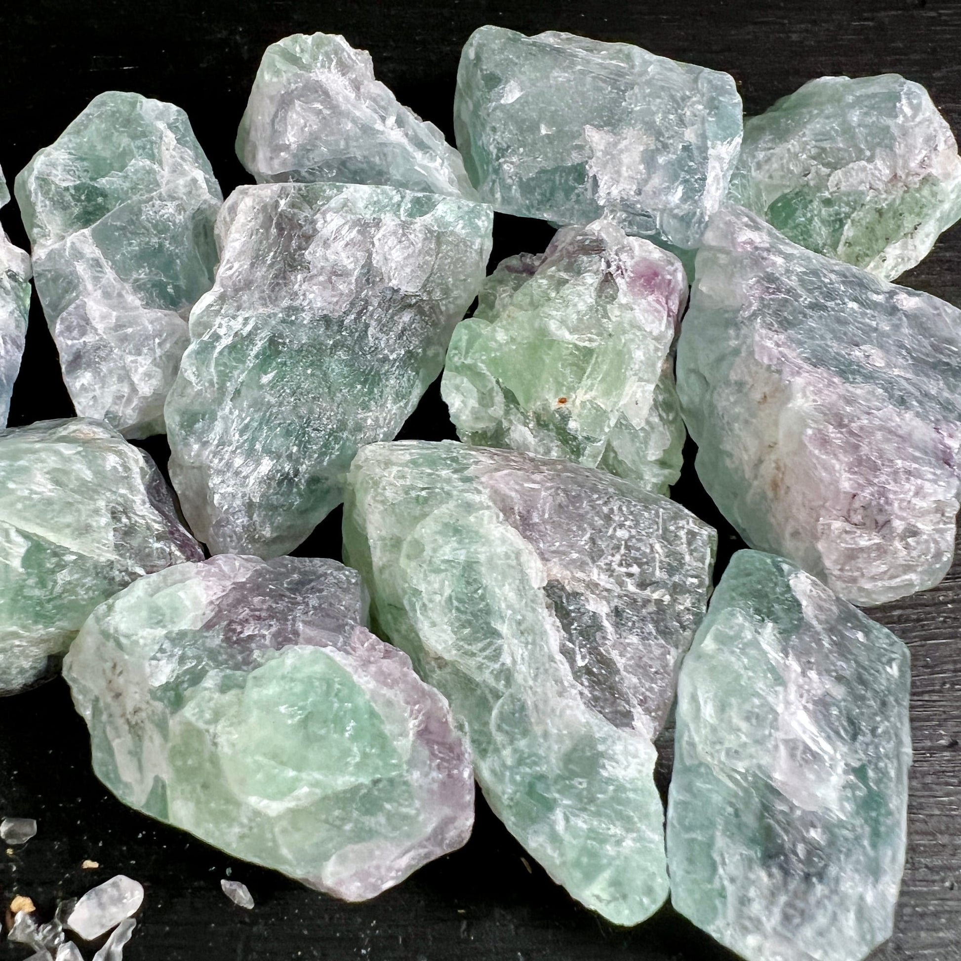 Regenbogenfluorit Rohsteine | mintgrün | zartes lila | mehrere Stücke | Draufsicht | Happy Minerals