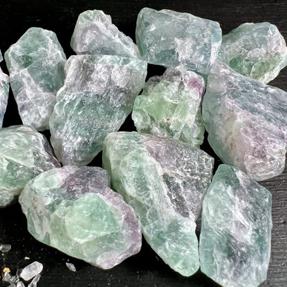 Regenbogenfluorit Rohsteine | mintgrün | zartes lila | mehrere Stücke | Draufsicht | Happy Minerals
