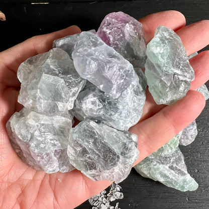 Regenbogenfluorit Rohsteine | mintgrün | lila | in der Hand | Größenvergleich | Happy Minerals