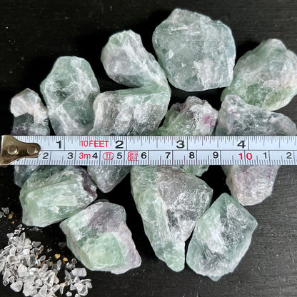 Regenbogenfluorit Rohsteine | mintgrün | lila | Maßband | ca. 4-5 cm | Happy Minerals