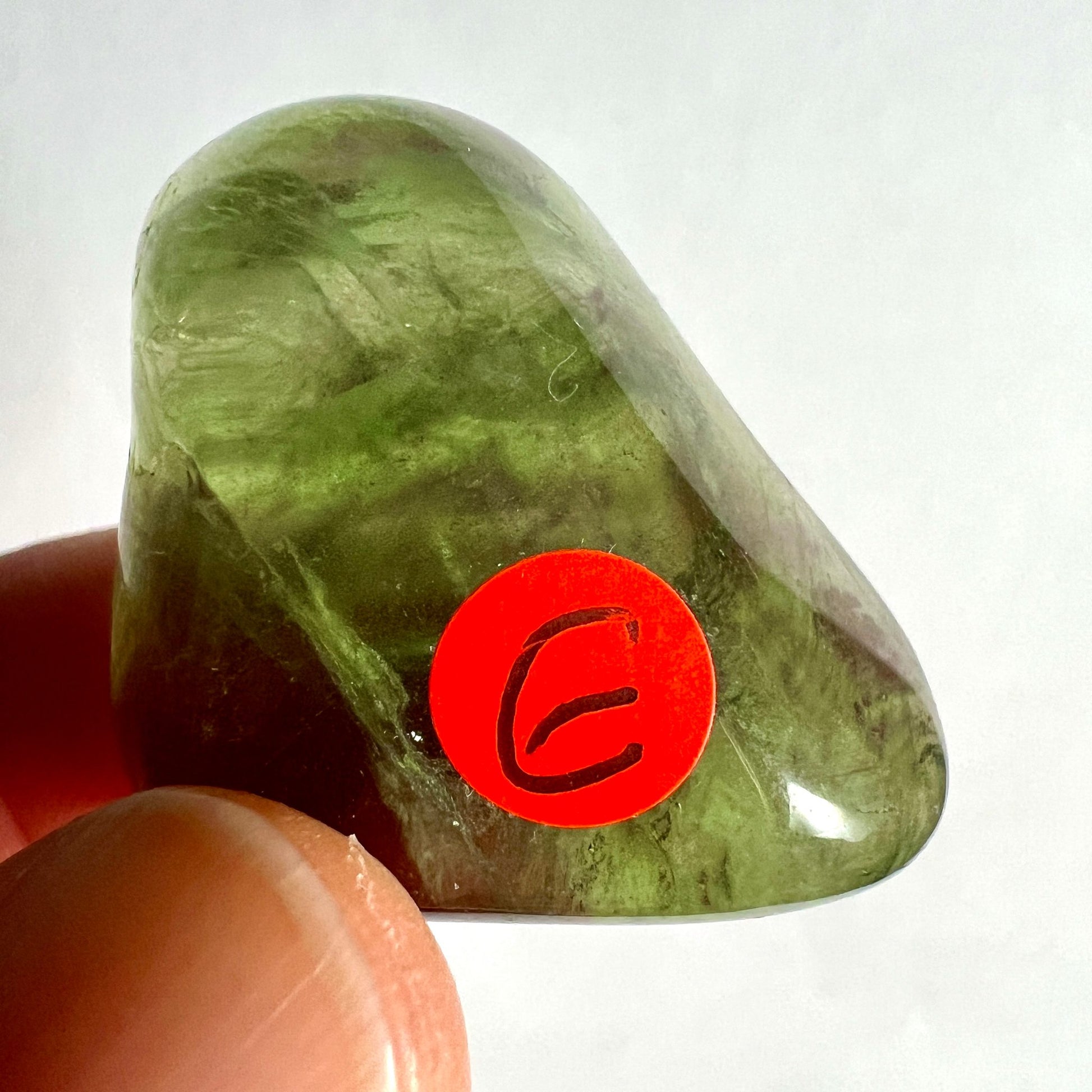 Regenbogenfluorit Variante E | leuchtend grün | Trommelstein | klare Transparenz | China | Happy Minerals