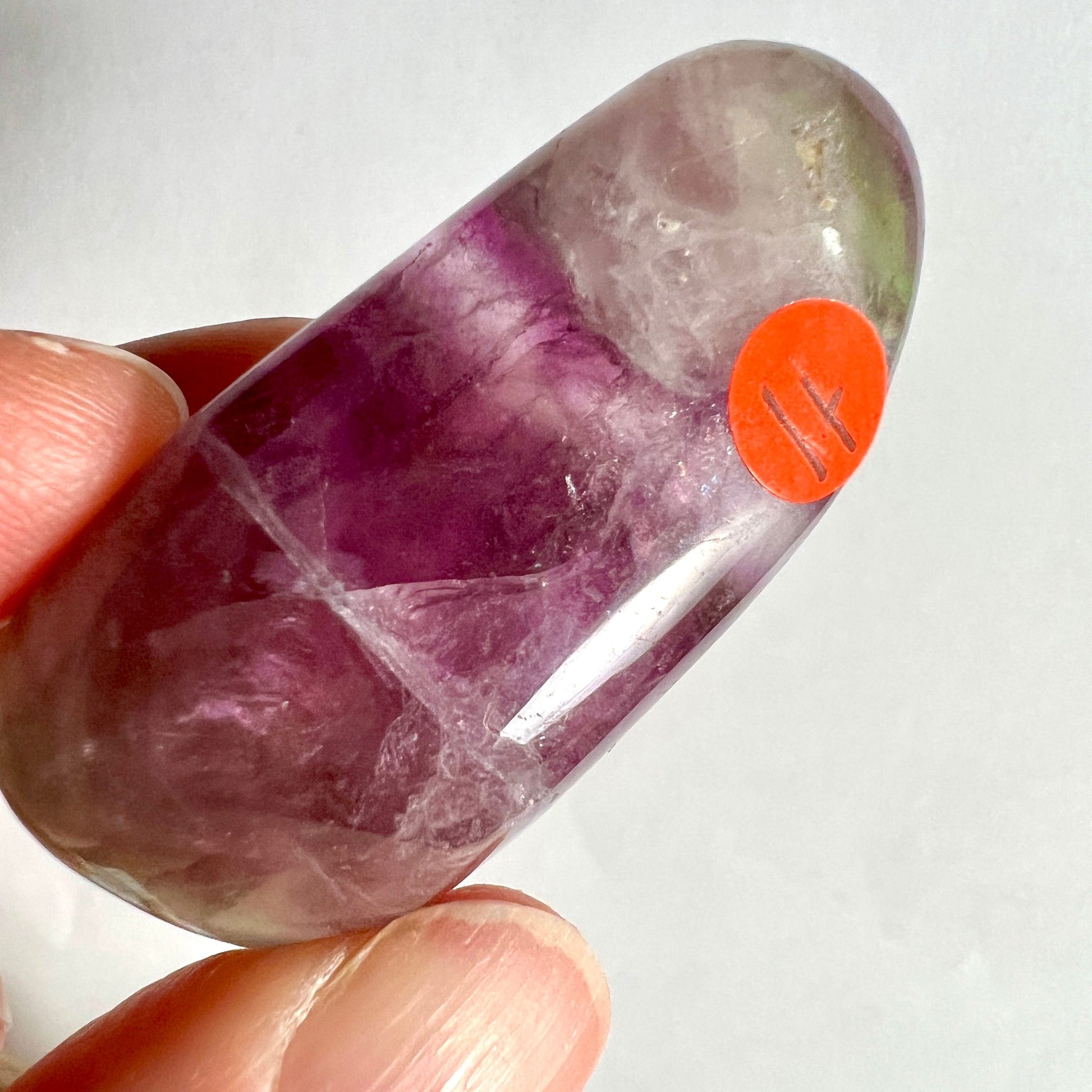 Regenbogenfluorit Variante H | rosa-violett | länglicher Trommelstein | China | Happy Minerals