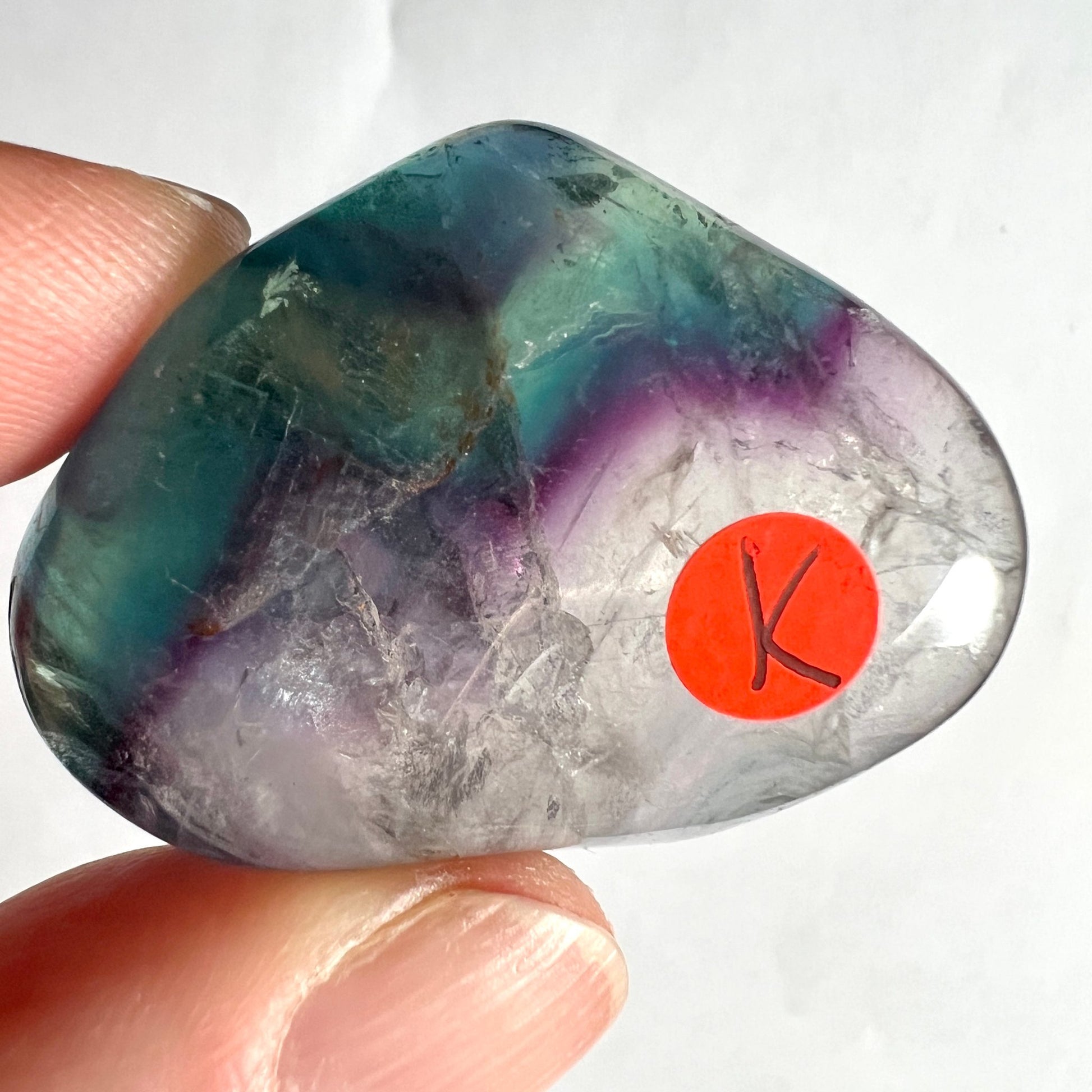 Regenbogenfluorit Variante L | grün-rosa | länglicher Trommelstein | zarte Töne | China | Happy Minerals