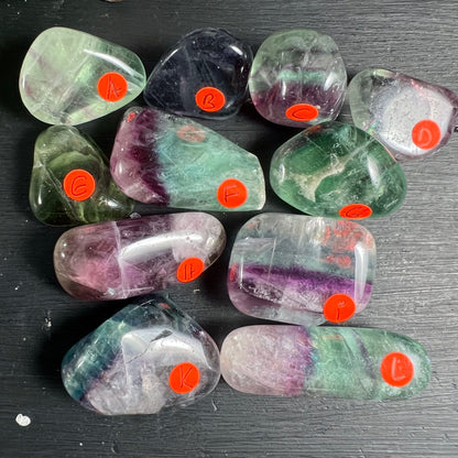 Regenbogenfluorit Sammlung | 12 Trommelsteine | alle Varianten | Größenvergleich | China | Happy Minerals