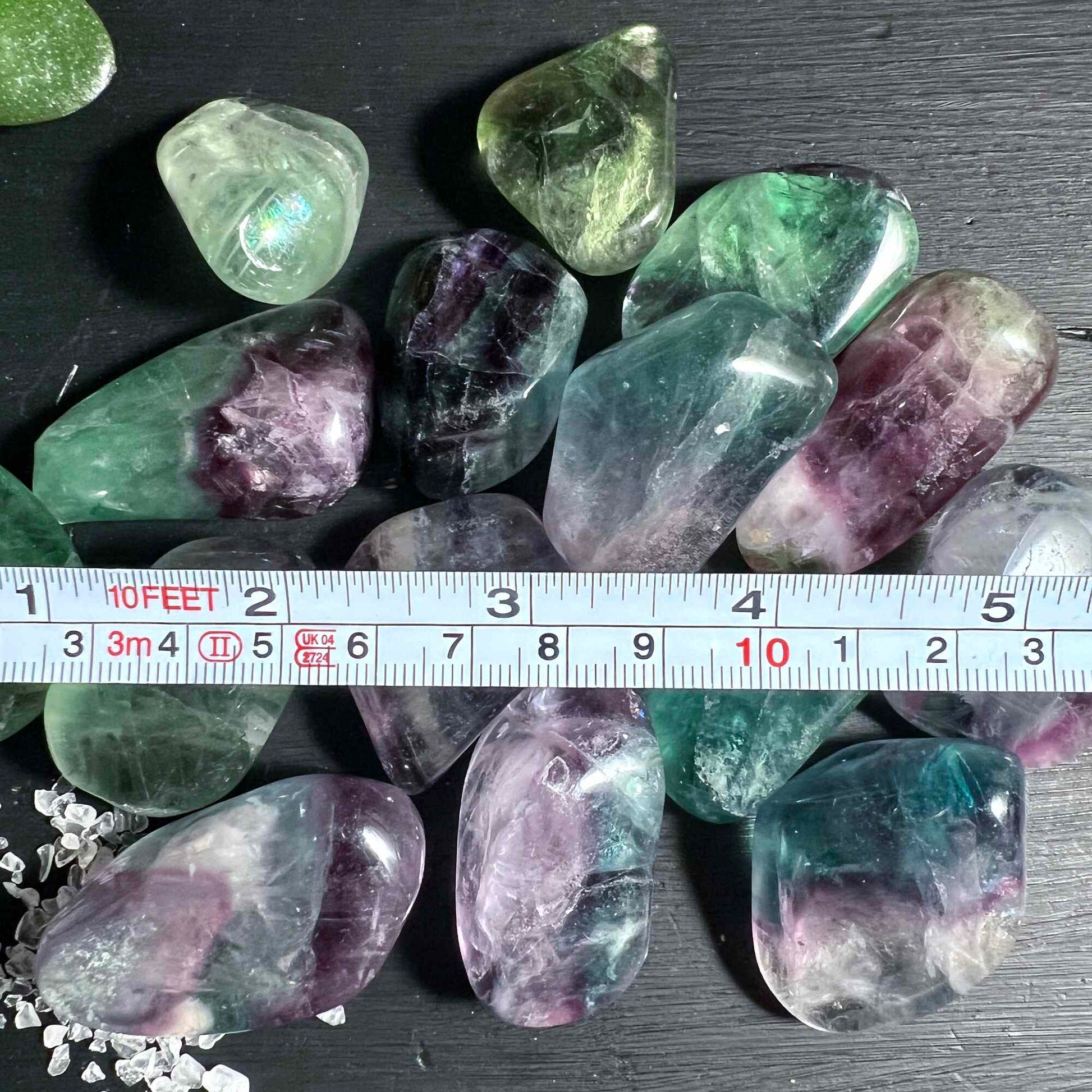 Regenbogenfluorit Trommelsteine XL mit Maßband 30-45mm violett grün