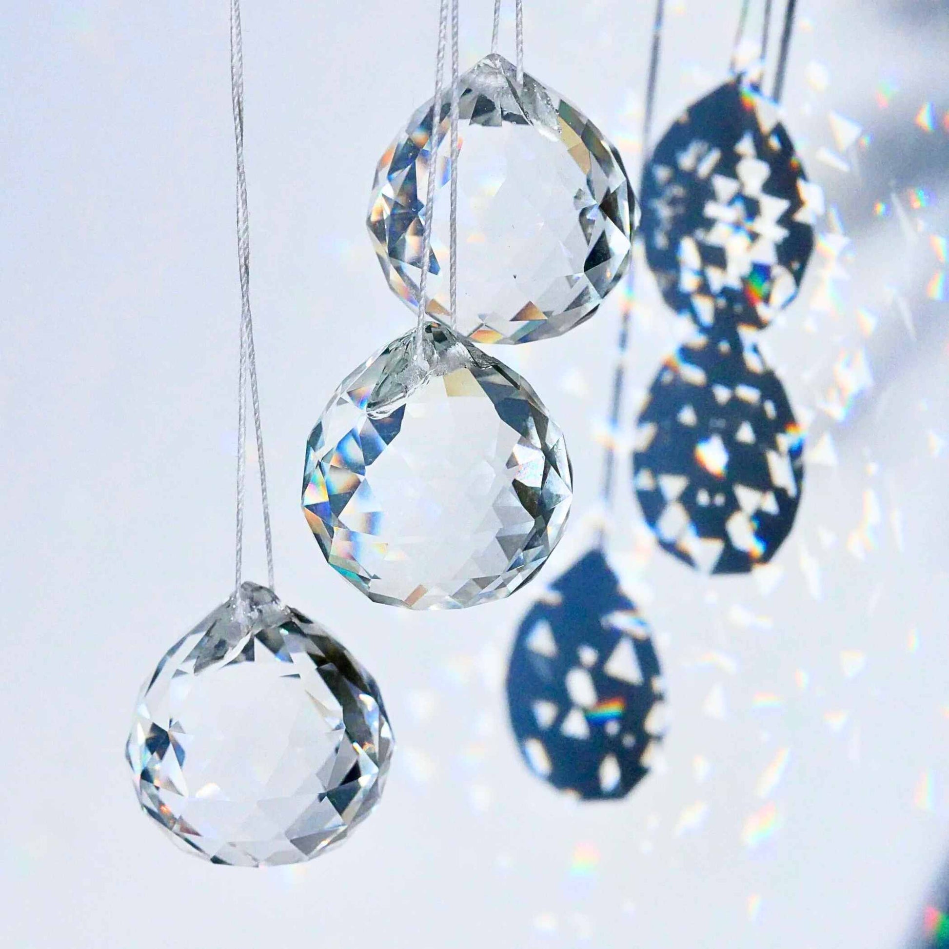 Regenbogenkristall Sonnenfaenger mit bunter Lichtbrechung im Fenster