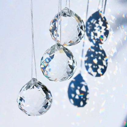 Regenbogenkristall Sonnenfaenger mit bunter Lichtbrechung im Fenster