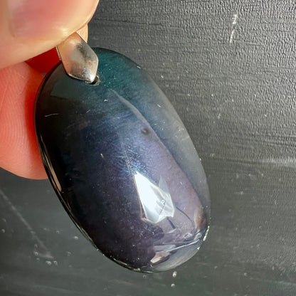 Regenbogenobsidian Anhänger | blau-grüner Regenbogenschimmer | seitliche Ansicht | versilberte Öse | Happy Minerals | Mexiko