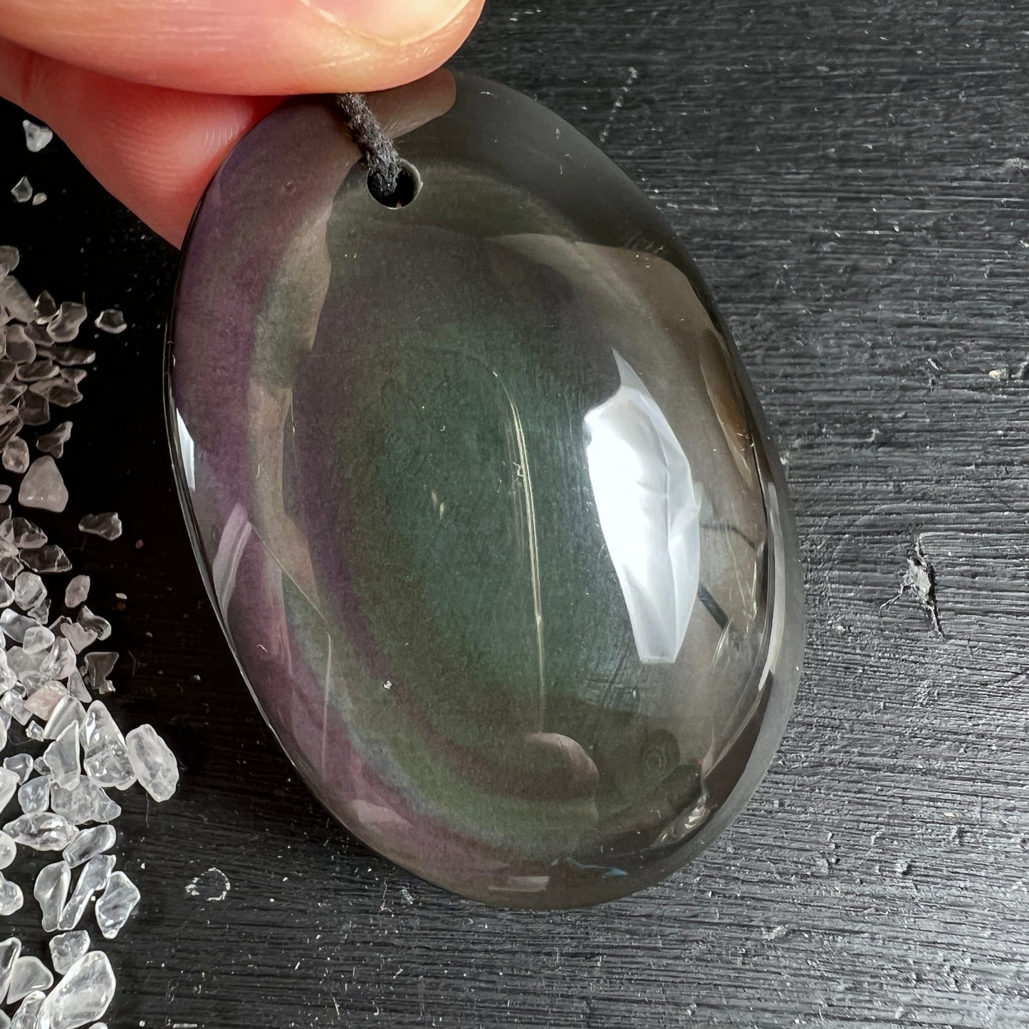 Regenbogenobsidian Anhänger oval poliert, dunkelgrün-lila Farbzonen mit schimmerndem Lichtreflex, Kordel | Happy Minerals