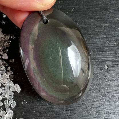 Regenbogenobsidian Anhänger oval poliert, dunkelgrün-lila Farbzonen mit schimmerndem Lichtreflex, Kordel | Happy Minerals