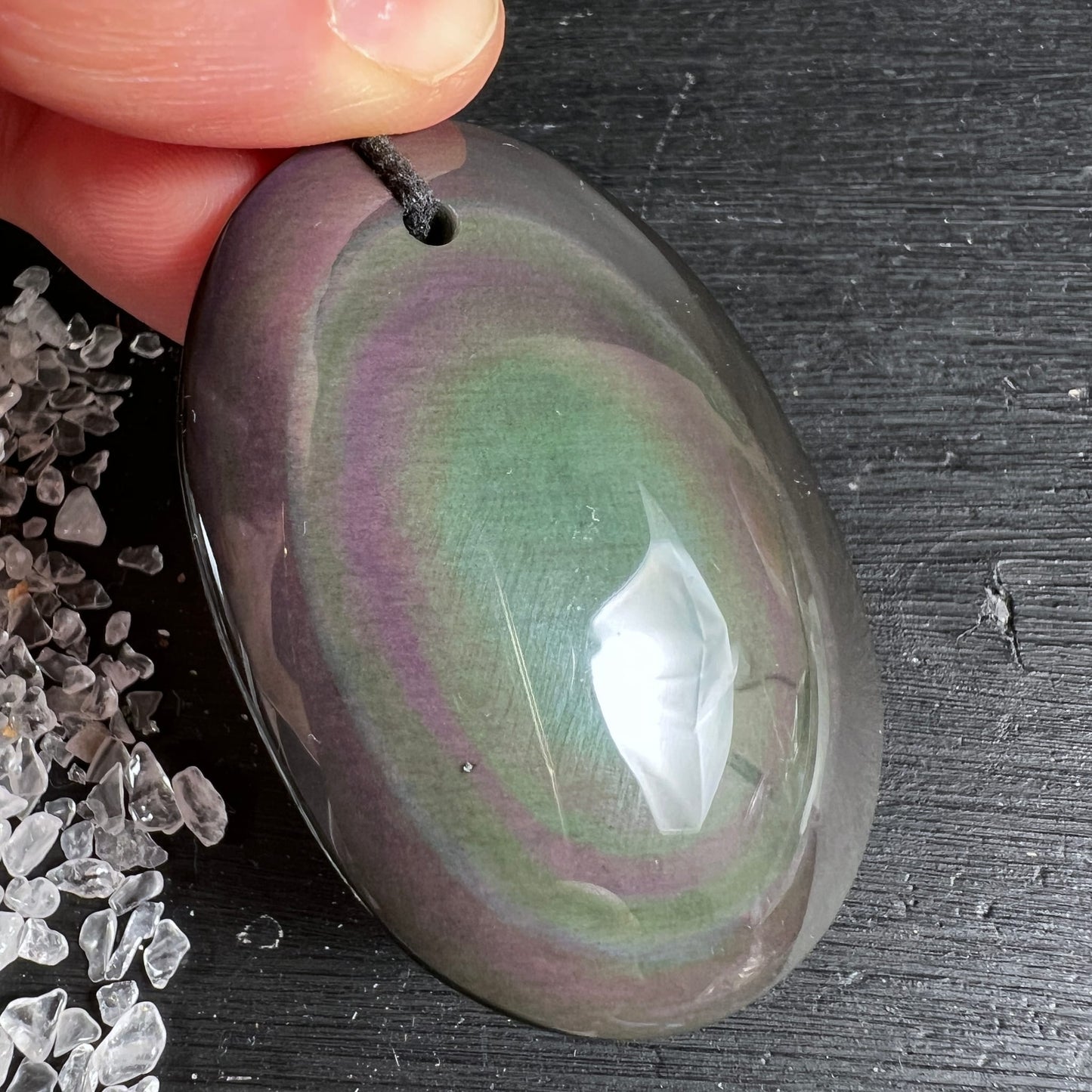 Regenbogenobsidian Anhänger oval poliert, dunkelgrau mit grün-violettem Farbverlauf und weißem Lichtreflex-Oval | Happy Minerals