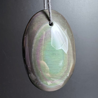 Regenbogenobsidian Anhänger oval poliert, dunkel mit schimmernden grün-violetten Farbzonen und seidigem Lichtreflex | Happy Minerals