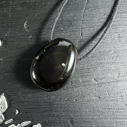 Regenbogenobsidian Anhänger oval | tiefschwarze Oberfläche | mystische Ausstrahlung | Mexiko Unikat | Happy Minerals