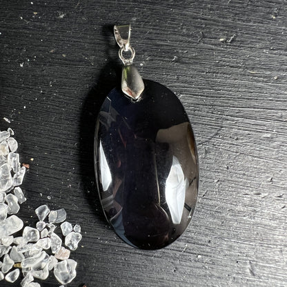 Regenbogenobsidian Anhänger | tiefschwarz glänzend | ovale Form | versilberte Öse | Happy Minerals | Unikat aus Mexiko