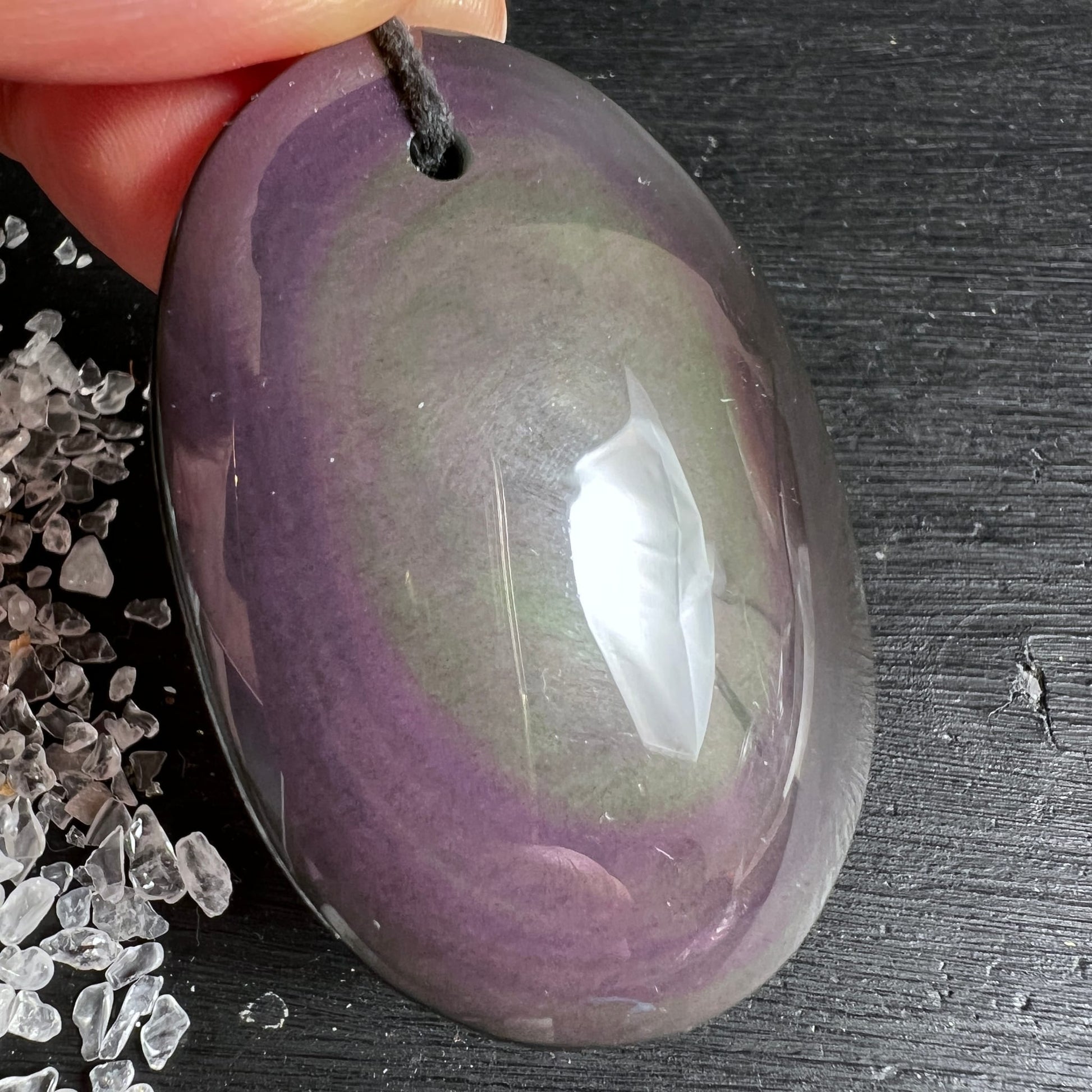 Regenbogenobsidian Anhänger oval poliert, tief violett-grün mit schimmerndem weißem Lichtreflex in Rautenmuster | Happy Minerals