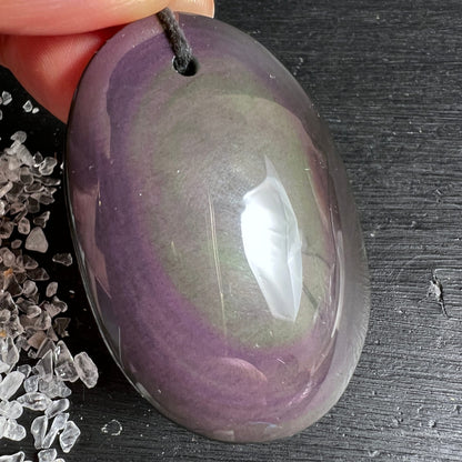 Regenbogenobsidian Anhänger oval poliert, tief violett-grün mit schimmerndem weißem Lichtreflex in Rautenmuster | Happy Minerals