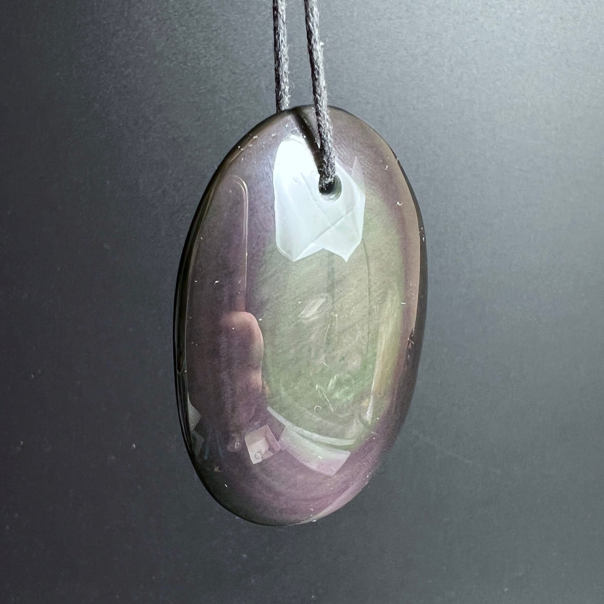 Regenbogenobsidian Anhänger oval poliert, dunkel mit violett-grünem Schimmer und weissem Lichtreflex | Happy Minerals