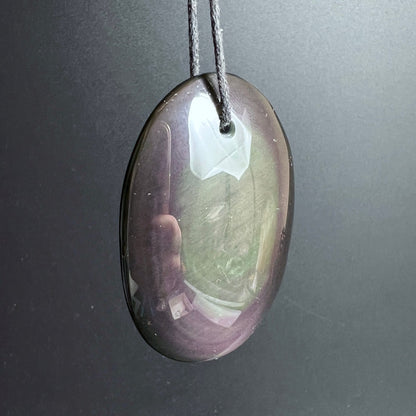 Regenbogenobsidian Anhänger oval poliert, dunkel mit violett-grünem Schimmer und weissem Lichtreflex | Happy Minerals