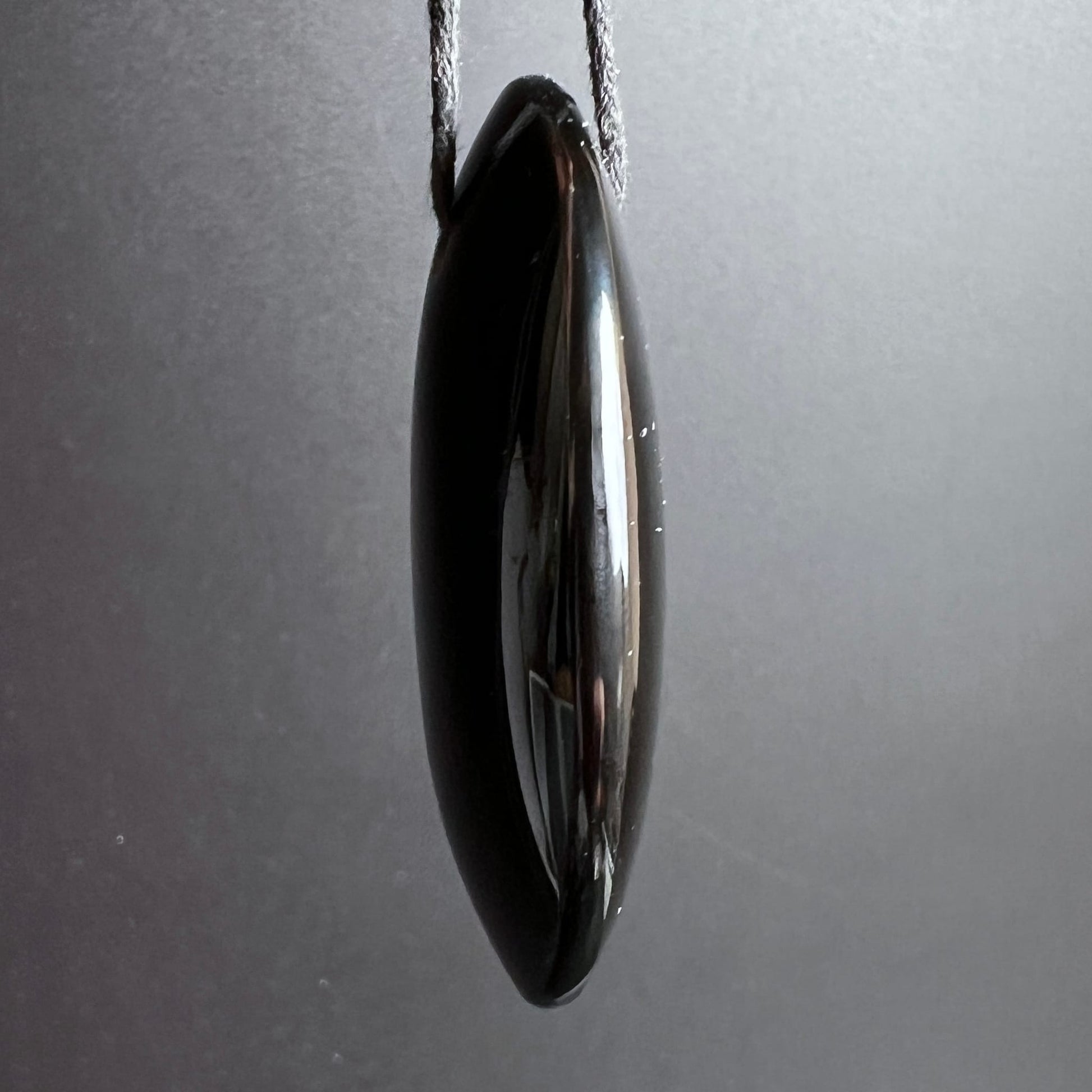 Regenbogenobsidian Anhänger, mandelförmig poliert, tiefschwarz mit silbrig-weißem Lichtreflex-Oval im Zentrum | Happy Minerals