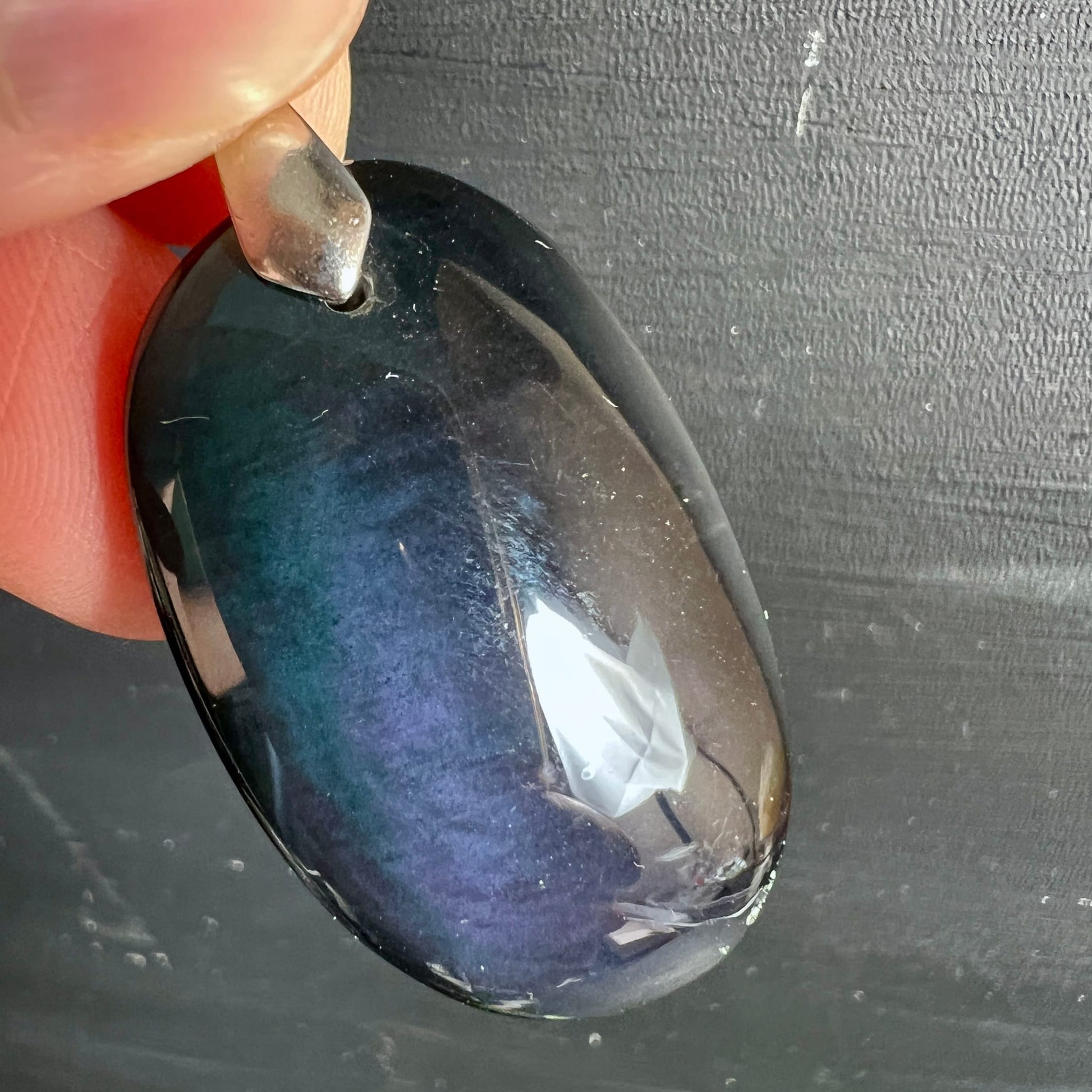 Regenbogenobsidian Anhänger | teal-blauer Farbverlauf | oval poliert | von unten gehalten | Happy Minerals | Unikat
