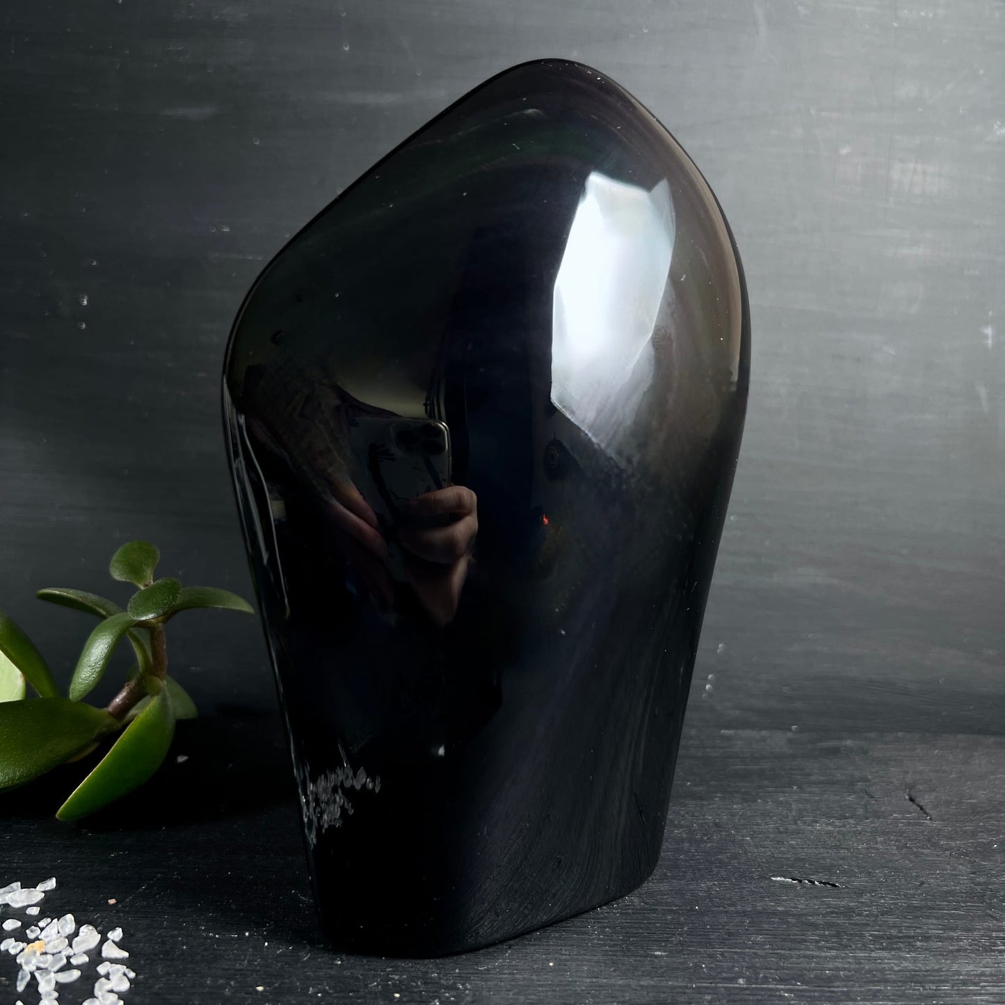 Regenbogenobsidian stehend | Gesamtansicht | spiegelnde Oberfläche | Dekoration | Happy Minerals