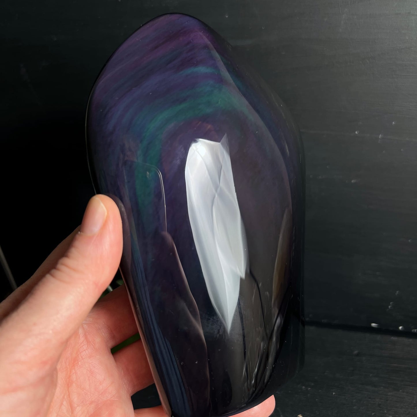 Regenbogenobsidian Freeform | Hand hält Stein | violett-grüner Schimmer | Mexico | Happy Minerals