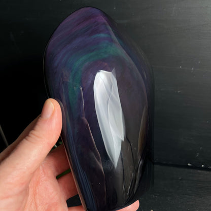 Regenbogenobsidian Freeform | Hand hält Stein | violett-grüner Schimmer | Mexico | Happy Minerals