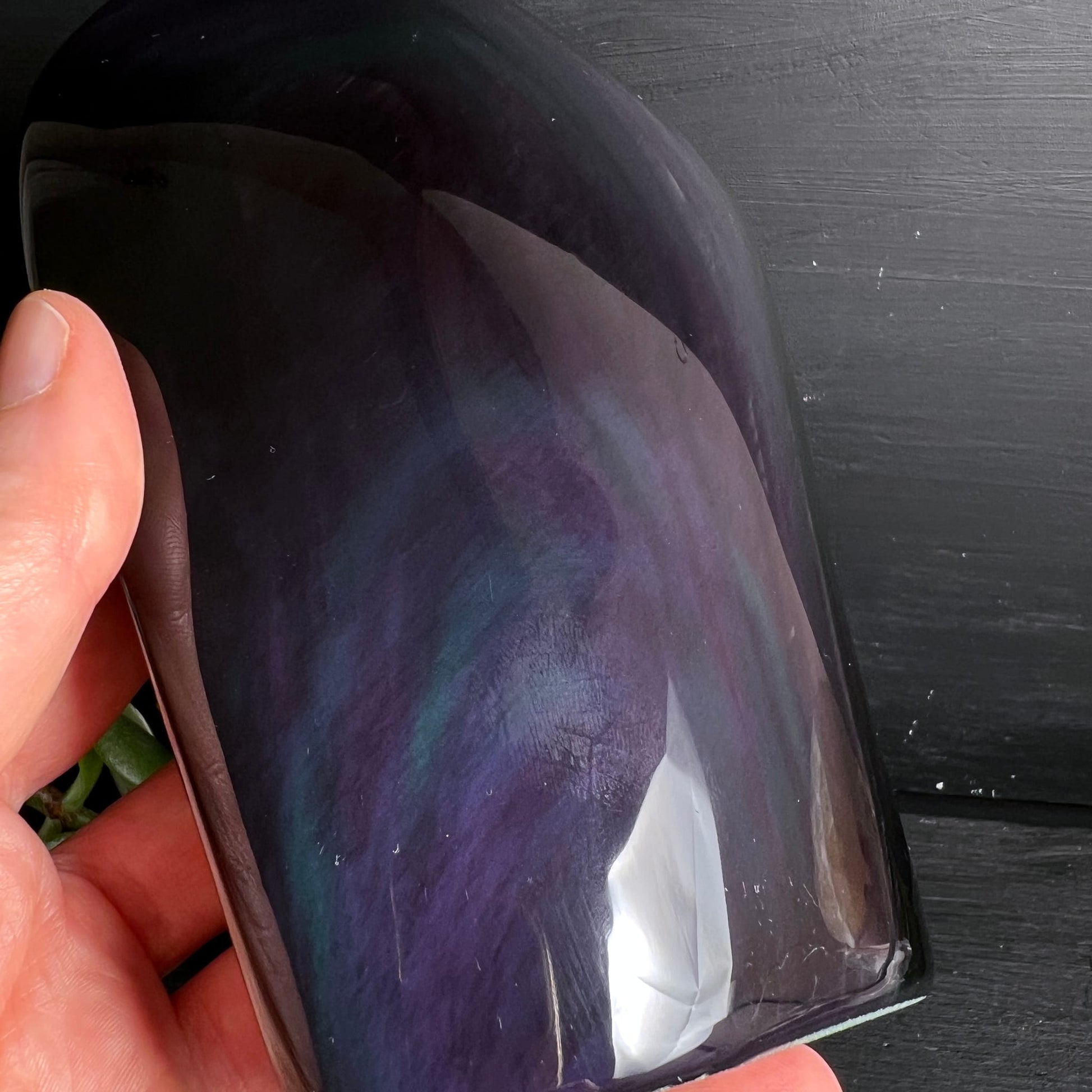 Regenbogenobsidian Freeform | seitliche Ansicht | dezenter Regenbogenschimmer | poliert | Happy Minerals