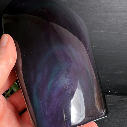 Regenbogenobsidian Freeform | seitliche Ansicht | dezenter Regenbogenschimmer | poliert | Happy Minerals