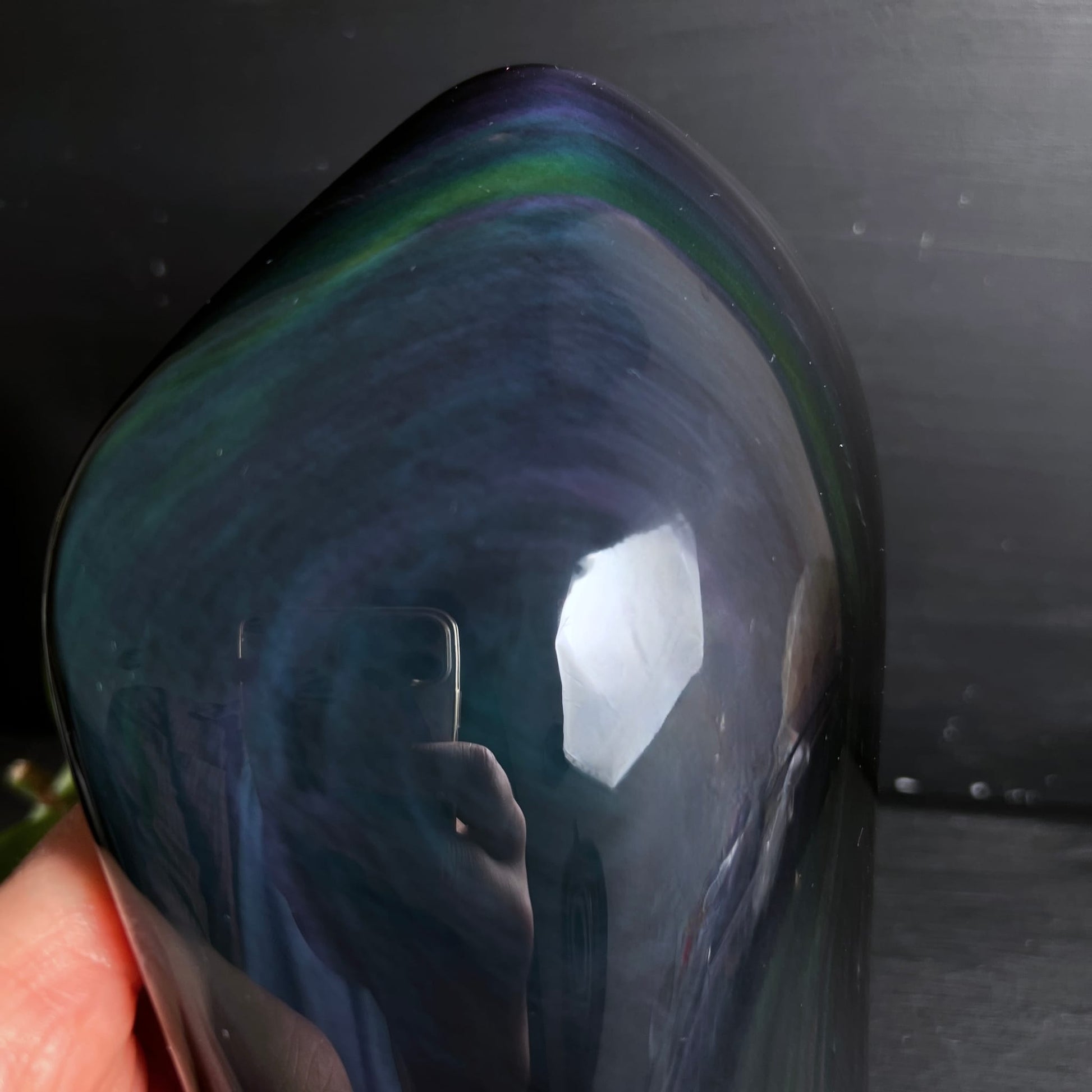 Regenbogenobsidian Nahaufnahme | türkis-blauer Farbverlauf | intensiver Regenbogeneffekt | Happy Minerals