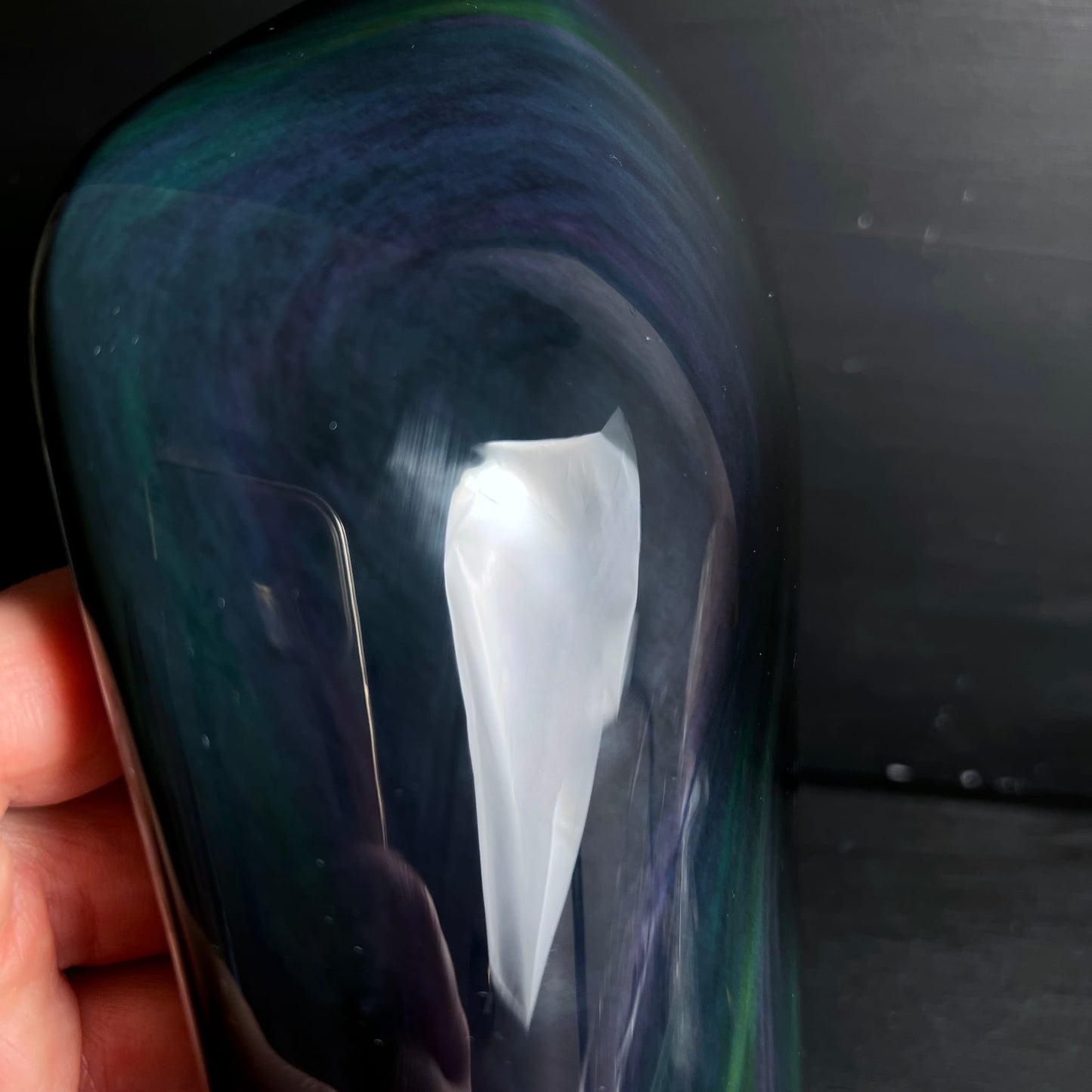 Regenbogenobsidian Detail | blau-grüner Schimmer | weißer Lichtstrahl | rundum poliert | Happy Minerals