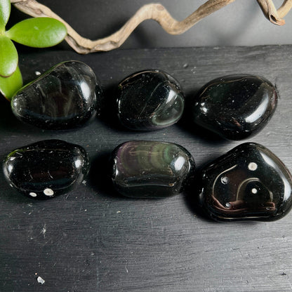 Regenbogenobsidian Gruppe | natürliche Vielfalt | schwarze Handschmeichler | Happy Minerals