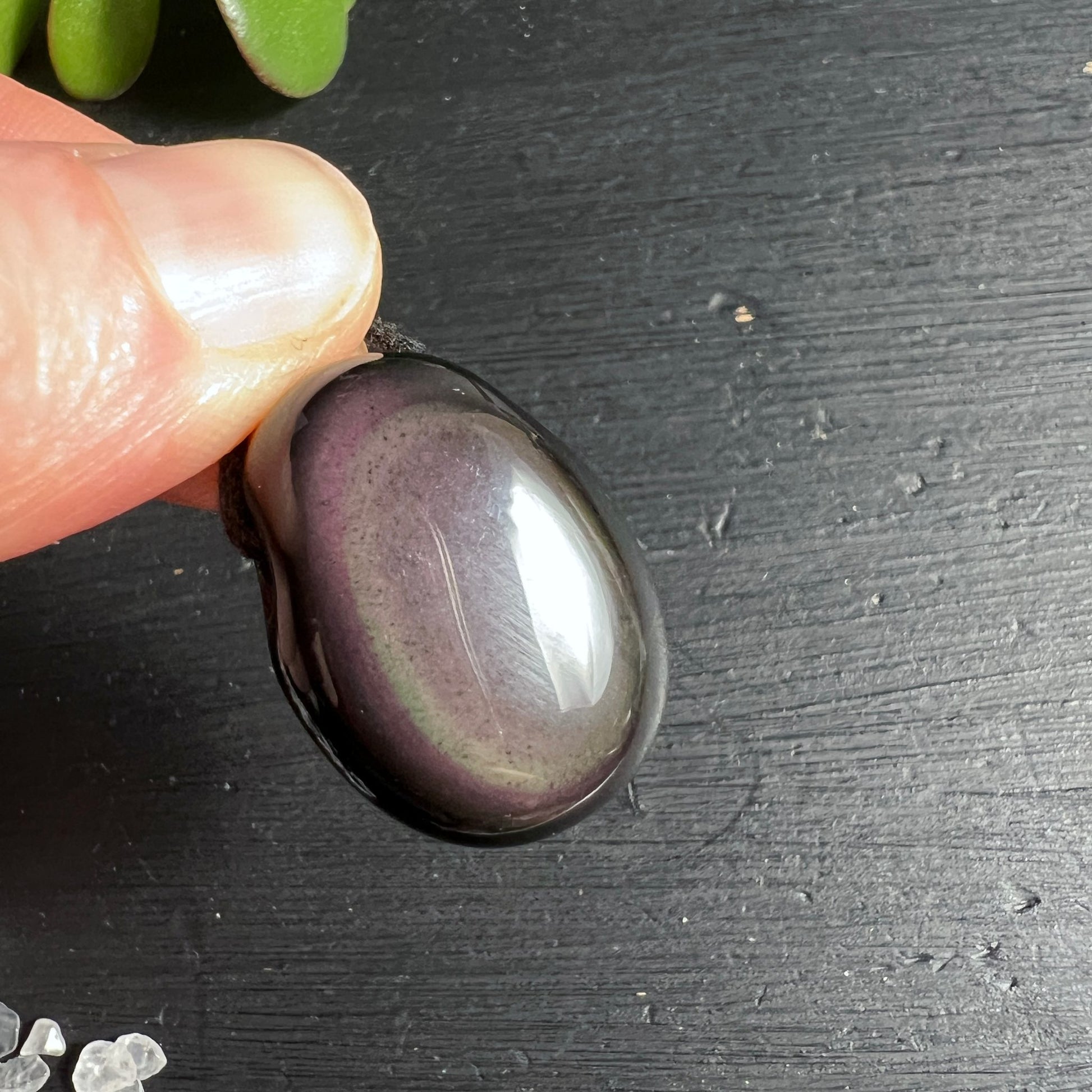 Regenbogenobsidian Anhänger Nahaufnahme | schimmernde Regenbogenreflexe | violette Nuancen | Mexiko Unikat | Happy Minerals