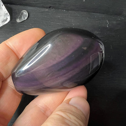 Regenbogenobsidian Palmstone tiefschwarz mit violett-lila Schimmerband, hochglanzpoliert, oval | Happy Minerals