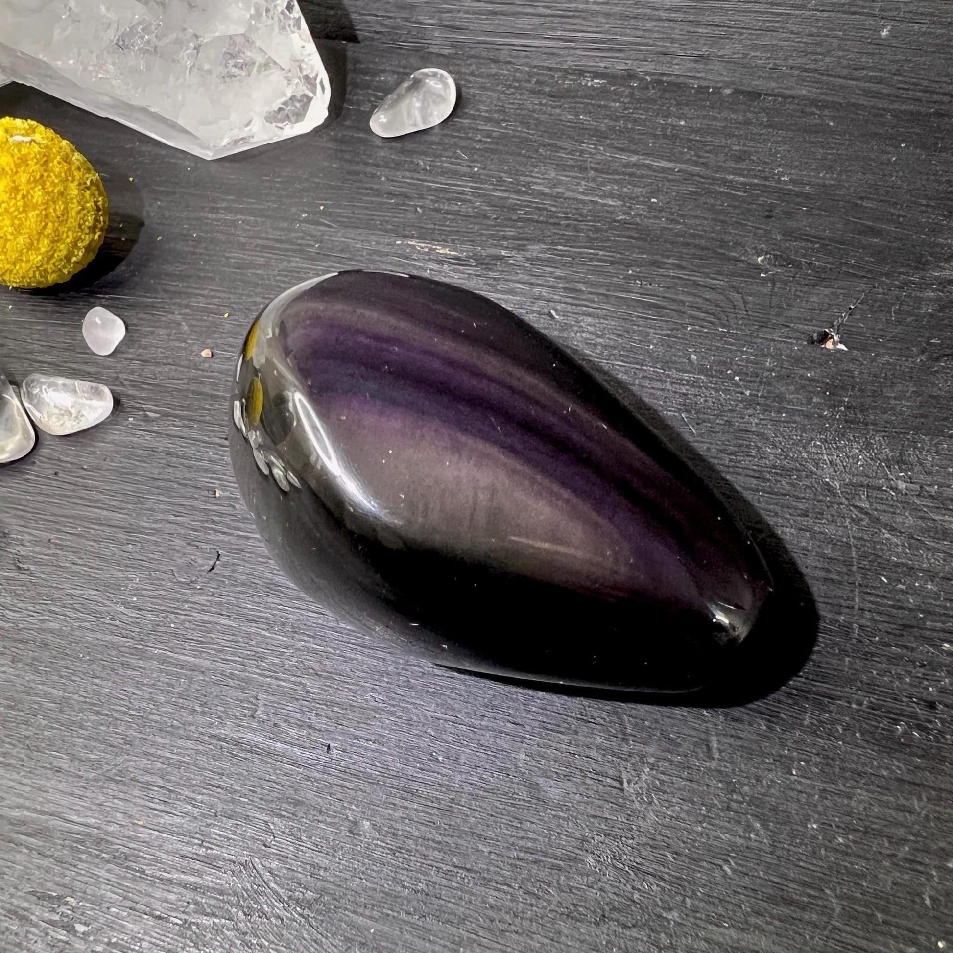 Regenbogenobsidian poliert, tief schwarzviolett mit schimmernden lila-weissen Bändern, ovale Tropfenform | Happy Minerals