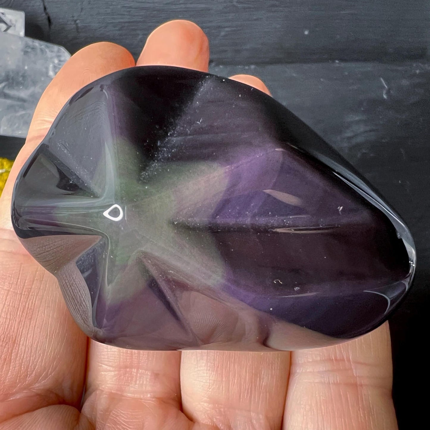 Regenbogenobsidian oval poliert, tiefschwarz mit sternförmigem grün-lila Schimmer in Mitte | Happy Minerals
