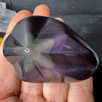 Regenbogenobsidian oval poliert, tiefschwarz mit sternförmigem grün-lila Schimmer in Mitte | Happy Minerals