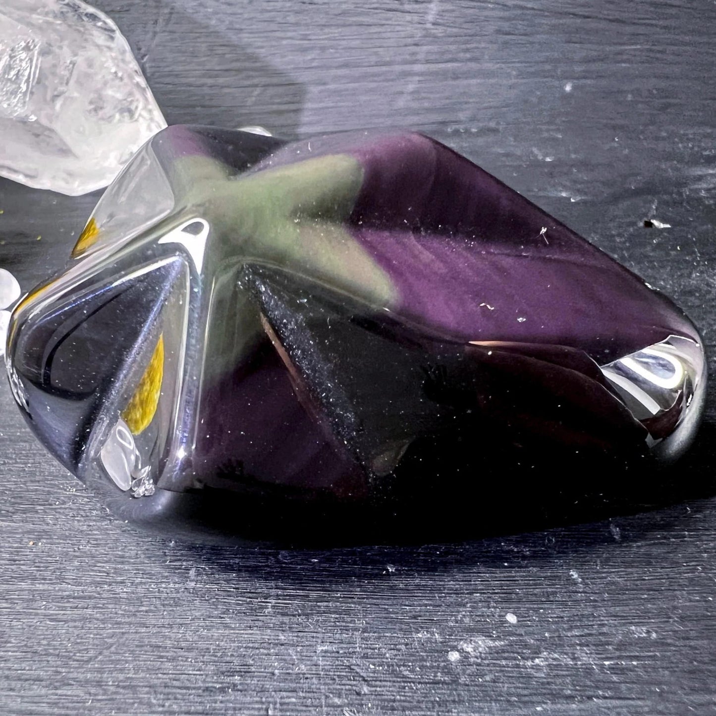 Regenbogenobsidian Stern, tiefschwarz-violett mit grünem Schimmer, sternförmig poliert, spiegelnder Glanz | Happy Minerals
